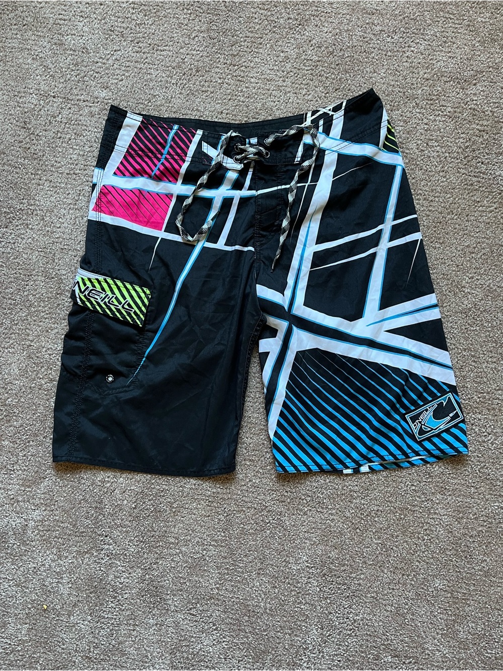 VTG 00’s / Y2K O’Neill Black Geometric Print Mens Boardshorts